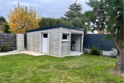 Garage en béton aspect bois